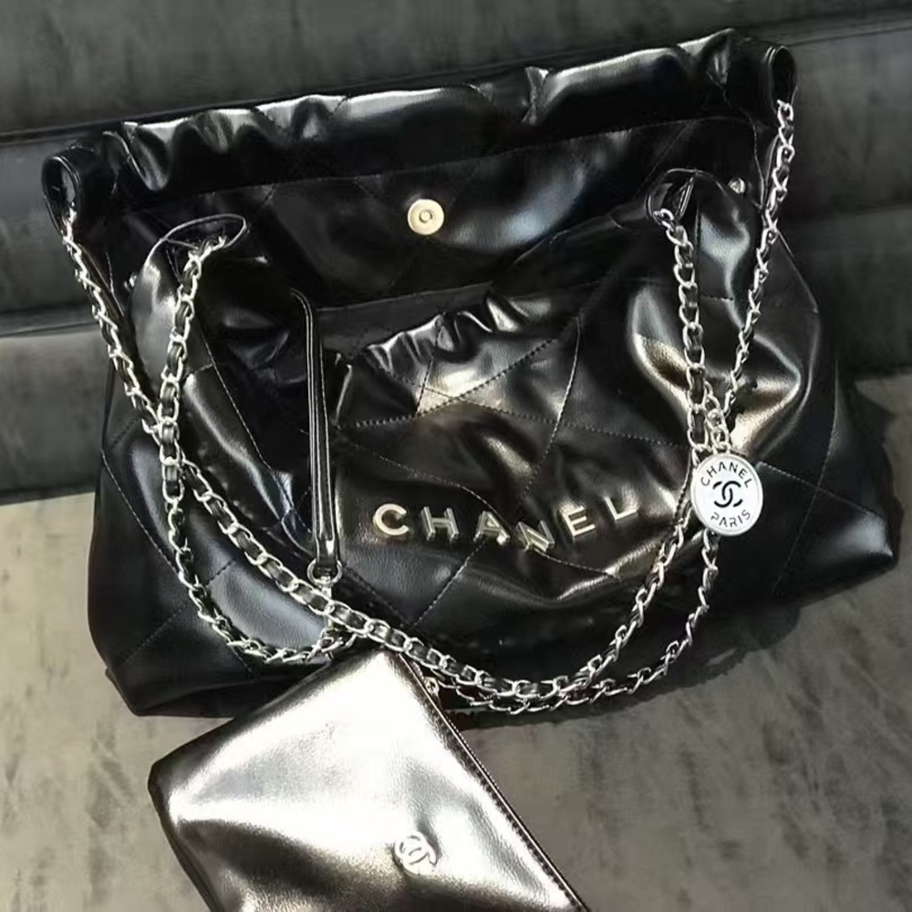 Chanel Black Quilted Shoulder Bag with Silver Chain - Picture 4 of 9